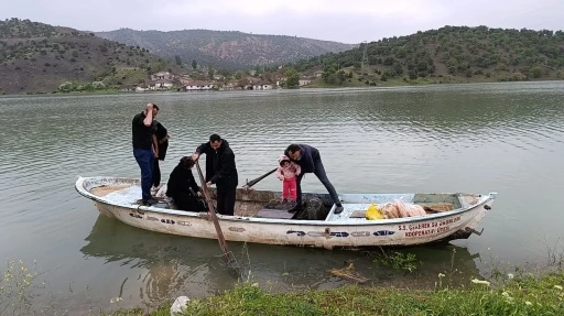 Yozgat&rsquo;ta yolu sular altında kaln k&ouml;ye kayıkla ulaştılar
