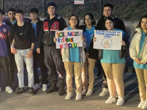 Yozgat’tan geçen yolculara liseli gençlerden iftarlık ikramı
