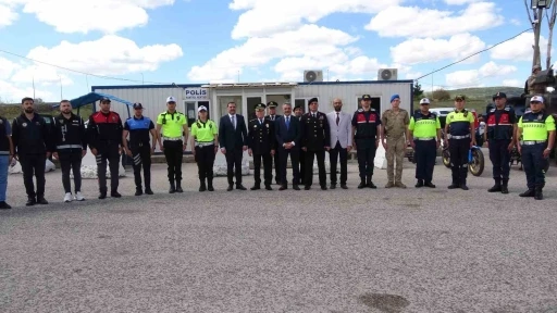 Yozgat Valisi Mehmet Ali &Ouml;zkan, şehitlik ve uygulama noktasında bayramlaştı
