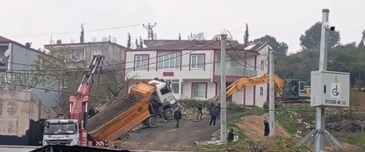 Y&uuml;k boşaltan kamyon askıda kaldı
