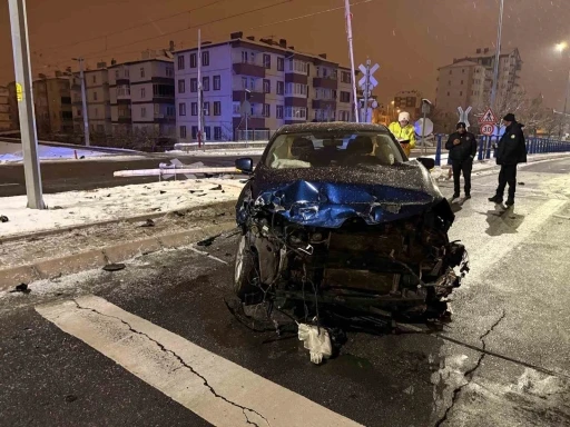 Y&uuml;k treniyle &ccedil;arpışan SUV aracın s&uuml;r&uuml;c&uuml;s&uuml; yara almadan kurtuldu
