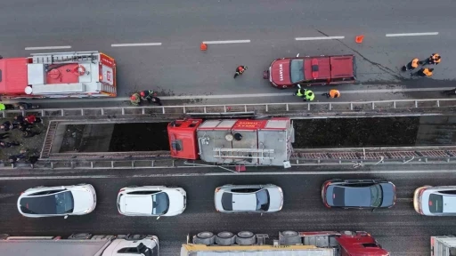 Yüksek gerilim tellerine ramak kala, itfaiye aracı köprü arasında sıkıştı: 3 personel yaralı

