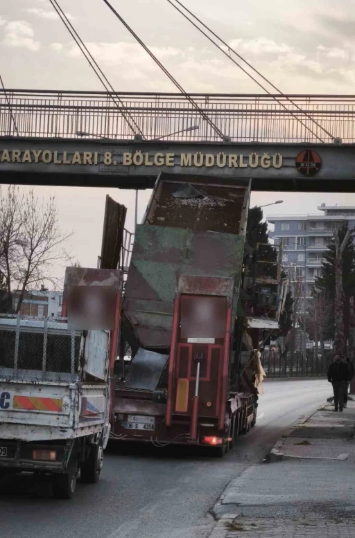 Y&uuml;ksek y&uuml;kl&uuml; tır &uuml;st ge&ccedil;itten ge&ccedil;emedi
