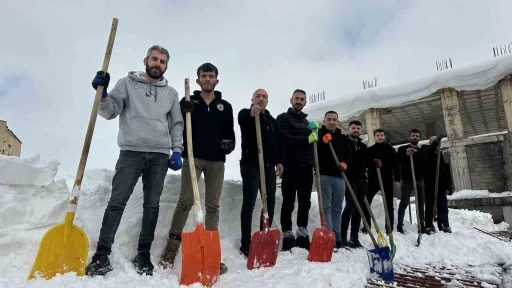 Y&uuml;ksekova&rsquo;da 20 kişilik ekibin &ccedil;atıda kar temizleme mesaisi
