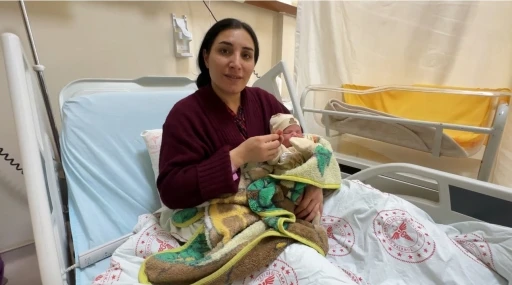 Y&uuml;ksekova&rsquo;da 2026&rsquo;nın ilk bebeği "Rojevin" oldu
