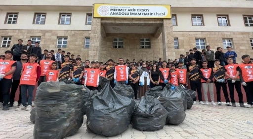 Y&uuml;ksekova&rsquo;da 400 kişi bir araya gelerek &ccedil;evre temizliği yaptı
