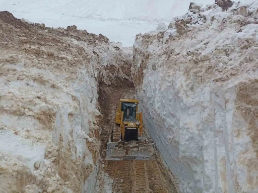 Y&uuml;ksekova&rsquo;da 8 metrelik kar t&uuml;nelleri: İş makinesi i&ccedil;inde kayboldu
