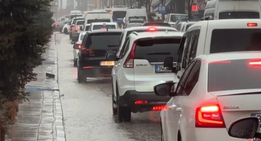 Yüksekova’da aniden bastıran sağanak caddeleri göle çevirdi
