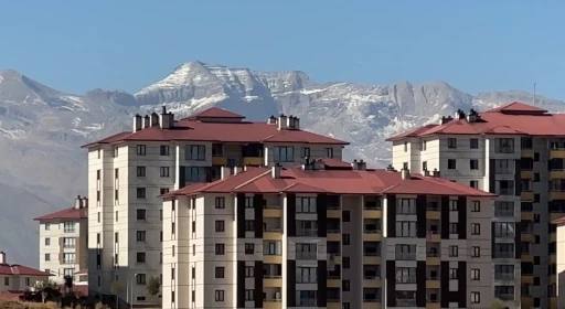 Yüksekova’da araçların camları buz tuttu, dağların tepesi beyaza büründü
