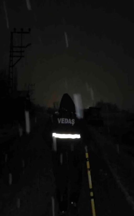 Yüksekova’da arıza onarım ve bakım ekibi, yoğun kar yağışına rağmen elektrik arızalarını gideriyor
