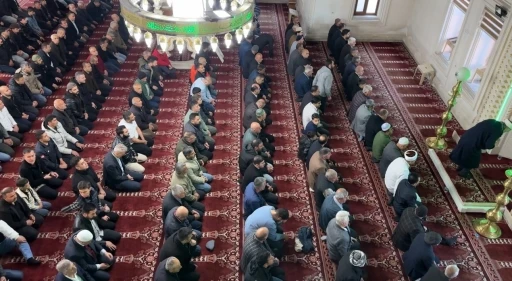 Y&uuml;ksekova&rsquo;da bayram namazında vatandaşlar camileri doldurdu
