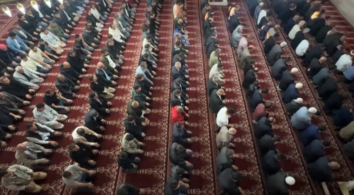 Yüksekova’da bayram namazında vatandaşlar camileri doldurdu
