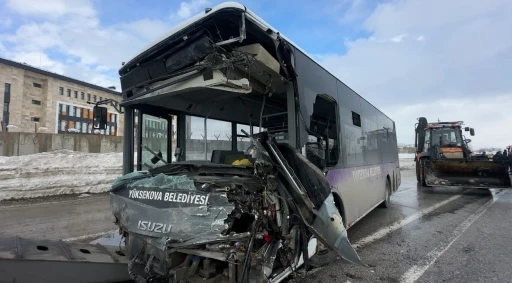 Y&uuml;ksekova&rsquo;da belediye otob&uuml;s&uuml; ile minib&uuml;s &ccedil;arpıştı: 18 yaralı
