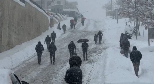 Y&uuml;ksekova&rsquo;da beyaz esaret: Vatandaşlar ara&ccedil;larını bırakıp y&uuml;r&uuml;d&uuml;
