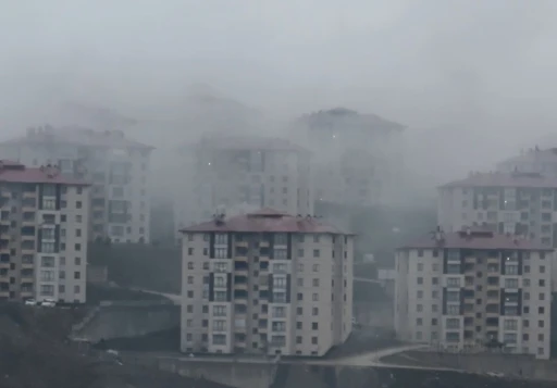 Yüksekova’da binaların üzerini kaplayan yağmur bulutları kamerada
