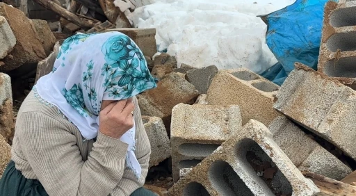 Y&uuml;ksekova&rsquo;da bir annenin sessiz feryadı: Zine Teyze yıkılan ahırının başında g&ouml;zyaşlarına boğuldu
