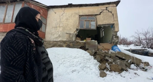 Y&uuml;ksekova&rsquo;da bir evin duvarı yıkıldı: "Deprem oluyor sandım"
