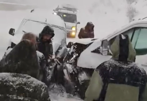 Y&uuml;ksekova&rsquo;da buzlu yolda 2 kamyonet &ccedil;arpıştı
