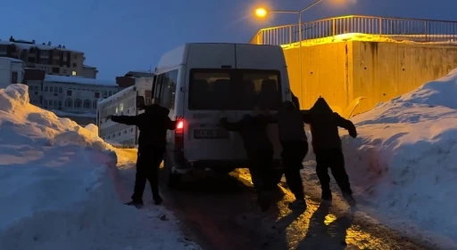 Y&uuml;ksekova&rsquo;da buzlu yolda mahsur kalan minib&uuml;s&uuml; vatandaşlar kurtardı
