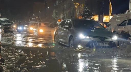 Y&uuml;ksekova&rsquo;da caddeler g&ouml;le d&ouml;nd&uuml;, otomobiller adeta suda y&uuml;zd&uuml;
