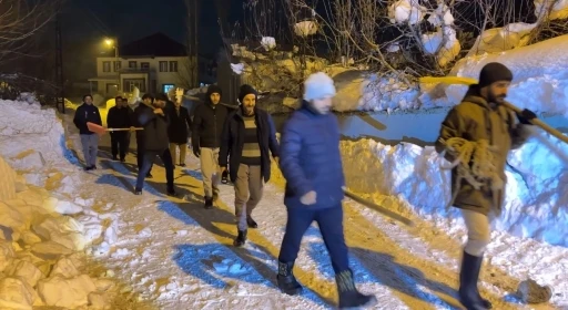 Y&uuml;ksekova&rsquo;da cemaat namazdayken &ccedil;atı &ccedil;&ouml;kt&uuml;: İmam anons etti, k&ouml;yl&uuml; k&uuml;reği ve halatıyla yardıma koştu
