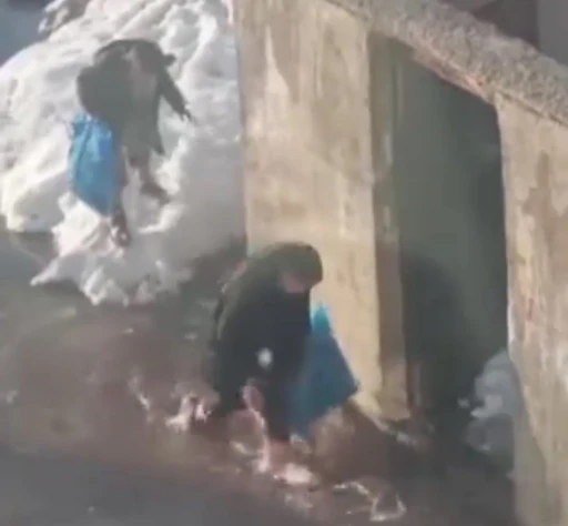 Y&uuml;ksekova&rsquo;da &ccedil;ocukların sular altında kalan yollarda şeker mesaisi
