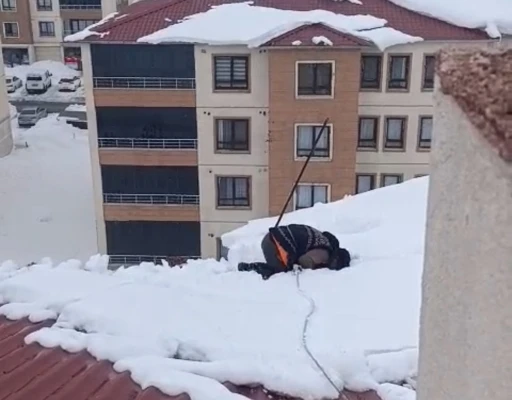 Y&uuml;ksekova&rsquo;da dondurucu soğuğa rağmen &ccedil;atıda ibadet: Kar &uuml;zerinde namaz kıldı
