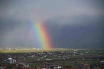 Yüksekova’da gökkuşağı görenleri hayran bıraktı
