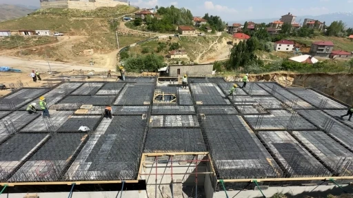 Y&uuml;ksekova&rsquo;da g&uuml;venli konut hamlesi: Pizok mevkiinde 48 konutun yapımı s&uuml;r&uuml;yor
