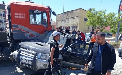 Y&uuml;ksekova&rsquo;da hafif ticari ara&ccedil; ile vin&ccedil; &ccedil;arpıştı: 1 yaralı
