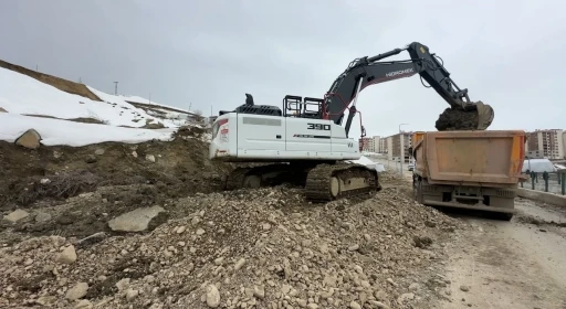 Y&uuml;ksekova&rsquo;da heyelan b&ouml;lgesinde &ccedil;alışmalar s&uuml;r&uuml;yor
