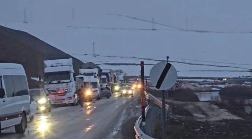 Y&uuml;ksekova&rsquo;da heyelan karayolunu yuttu, il&ccedil;enin &ccedil;evre illerle ulaşımı kesildi

