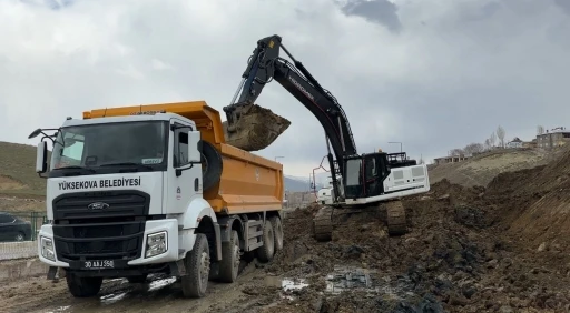 Y&uuml;ksekova&rsquo;da heyelan nedeniyle tek şeridi 19 g&uuml;nd&uuml;r kapalı olan yol temizleniyor
