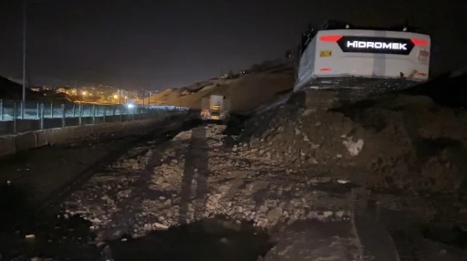 Y&uuml;ksekova&rsquo;da heyelan: Pizok yolu trafiğe kapatıldı
