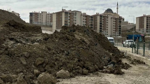 Y&uuml;ksekova&rsquo;da heyelan ulaşımı aksatıyor: Pizok yolunda ulaşım 1 aydır tek şeritten sağlanıyor
