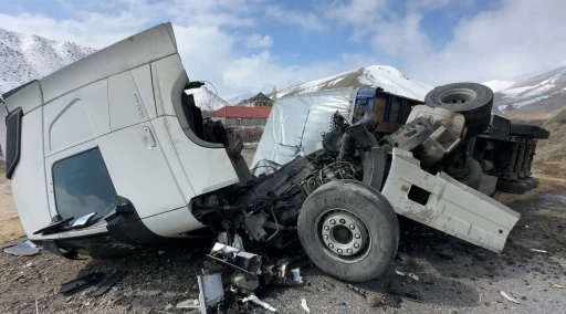 Y&uuml;ksekova&rsquo;da İran plakalı tır devrildi: 1 yaralı
