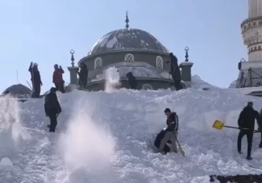 Y&uuml;ksekova&rsquo;da kar altında kalan cami ve evler imece usul&uuml; temizlendi
