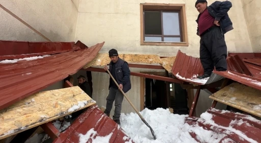 Y&uuml;ksekova&rsquo;da kar esareti: &Ccedil;atıdan d&uuml;şen kar k&uuml;tlesi iş yerlerine hasar verdi
