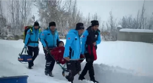 Y&uuml;ksekova&rsquo;da kar esaretinde zamanla yarış: 76 yaşındaki KOAH hastası i&ccedil;in seferber oldular
