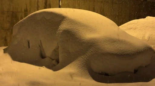 Y&uuml;ksekova&rsquo;da kar kalınlığı 40 santimetreyi ge&ccedil;ti: Ara&ccedil;lar ve tek katlı evler kara g&ouml;m&uuml;ld&uuml;
