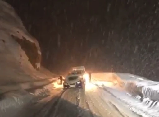 Y&uuml;ksekova&rsquo;da kar ve tipi ulaşımı aksattı: Fırtınaya rağmen namazını kıldı
