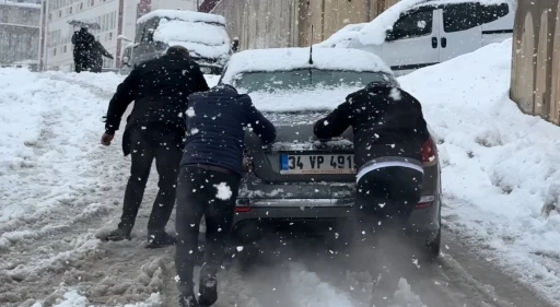 Y&uuml;ksekova&rsquo;da kar yağışı etkisini arttırdı, ara&ccedil;lar rampada mahsur kaldı
