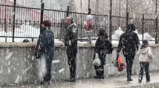 Y&uuml;ksekova&rsquo;da kar yağışı il&ccedil;eyi beyaza b&uuml;r&uuml;d&uuml;
