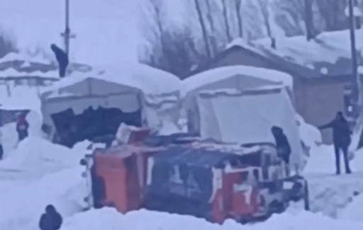 Y&uuml;ksekova&rsquo;da karla m&uuml;cadele aracı devrildi
