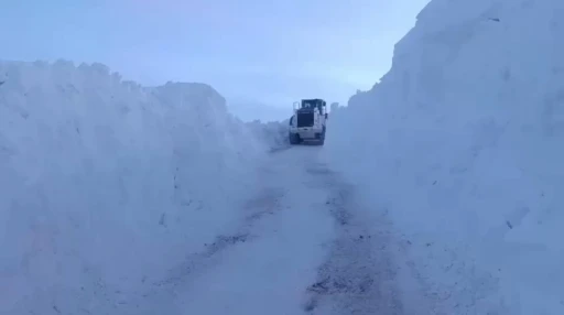 Y&uuml;ksekova&rsquo;da karla m&uuml;cadele: İş makineleri boyunu aşan kar t&uuml;nelleri oluştu
