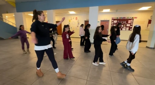 Y&uuml;ksekova&rsquo;da k&uuml;lt&uuml;r sanat buluşması: Hakkari halayı ile Ege&rsquo;nin zeybeği buluştu

