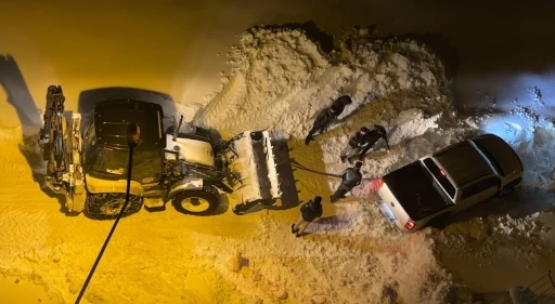 Y&uuml;ksekova&rsquo;da kurtarma operasyonu: İnsan g&uuml;c&uuml; yetmeyince belediye yetişti
