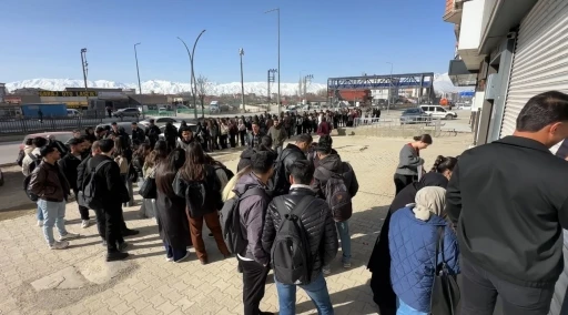 Y&uuml;ksekova&rsquo;da k&uuml;t&uuml;phane &ouml;n&uuml;nde kuyruk
