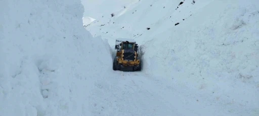 Y&uuml;ksekova&rsquo;da mezra yoluna d&uuml;şen &ccedil;ığ temizlendi

