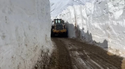 Y&uuml;ksekova&rsquo;da nisan ayında 6 metrelik kar t&uuml;nelleri
